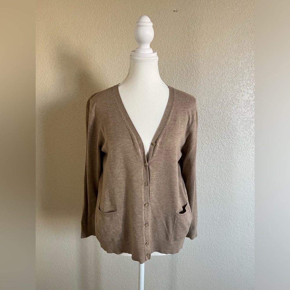 LIKE NEW Leo&Nicole size petite medium brown colored light weight cardigan